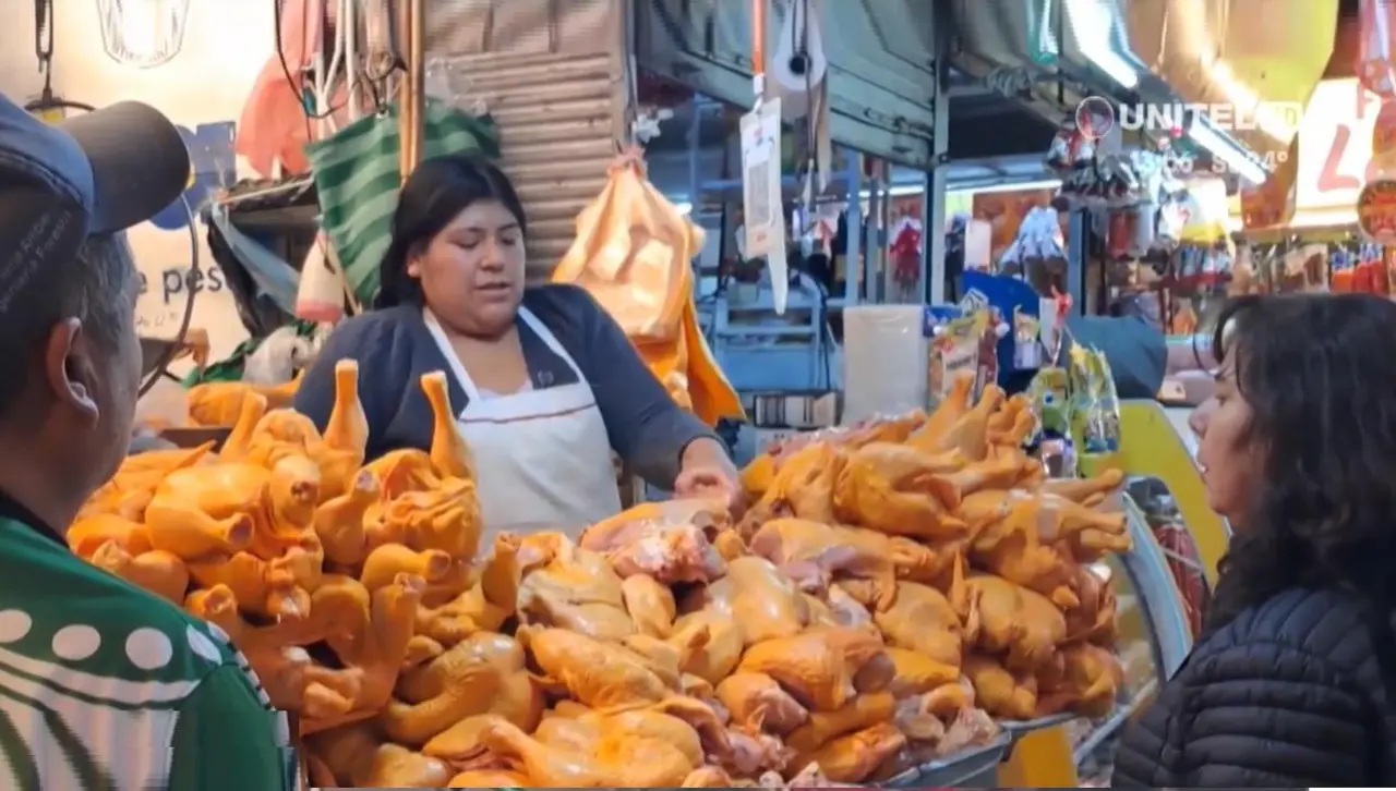 Hay sobreoferta de pollo en Santa Cruz y escasez en La Paz debido a los bloqueos, según comerciantes