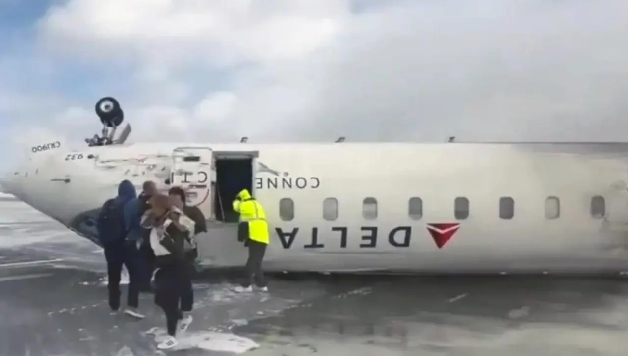 Avión se accidenta al aterrizar en Canadá y termina con las llantas arriba; reportan ocho heridos