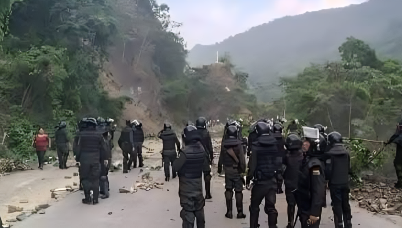 Policía interviene bloqueo en Caranavi y despeja la ruta al norte de La Paz 