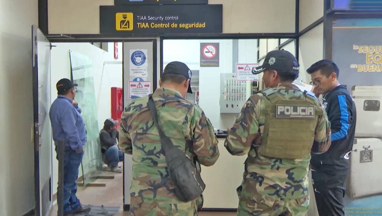 Aprehenden a mujer en el aeropuerto Jorge Wilstermann con un arma de fuego en su maleta