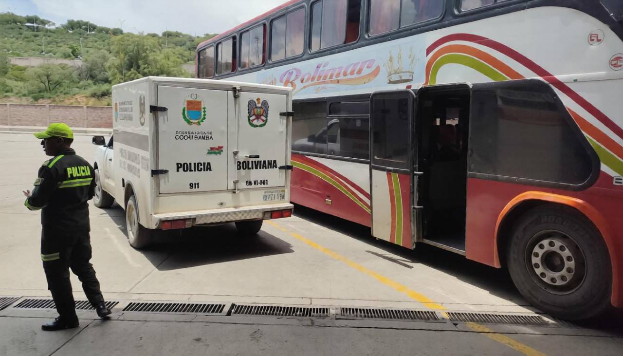 Hallan sin vida a un hombre dentro de un bus en la Terminal de Cochabamba