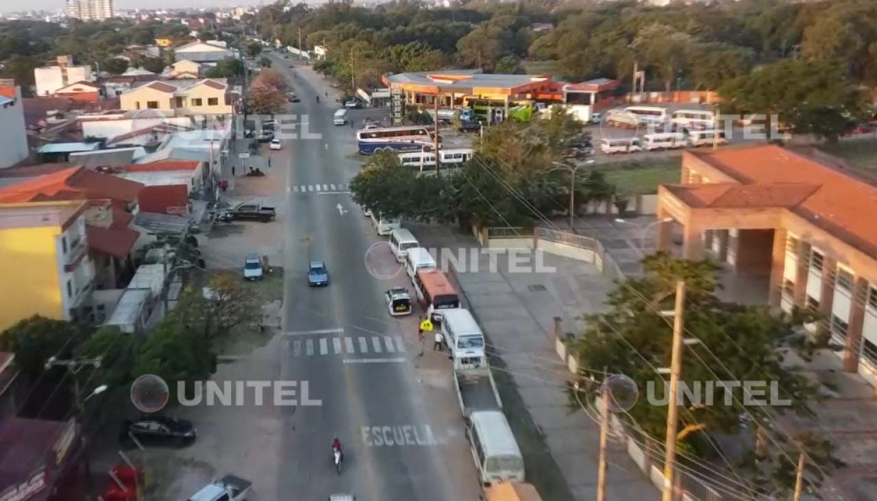 Imágenes aéreas: Filas extensas de vehículos a la espera de cargar diésel en Santa Cruz