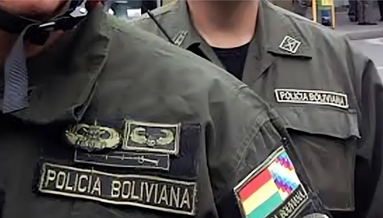 Sorprenden a un policía con dinero que presuntamente sería producto de una extorsión al dueño de un vehículo