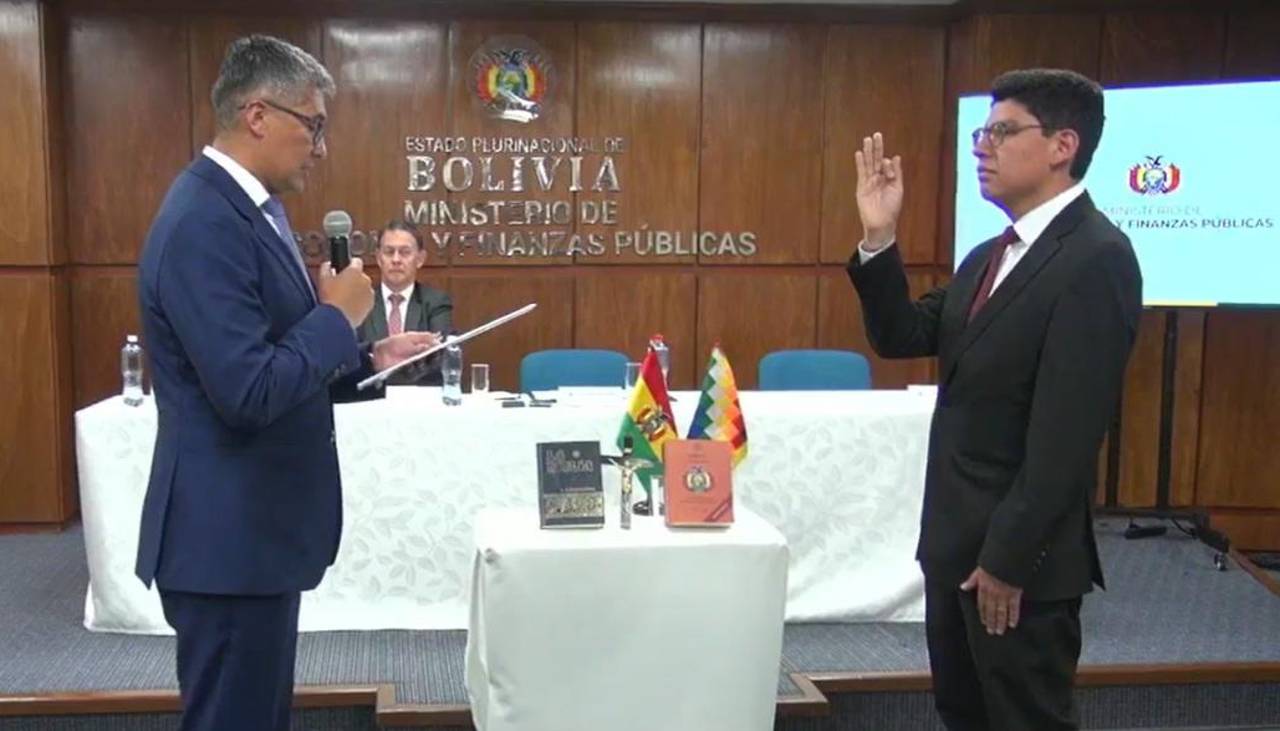 Ministro Espinoza posesiona a un nuevo viceministro de Pensiones y Servicios Financieros