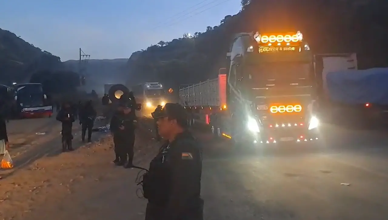 “No había qué comer”, desbloqueo libera la ruta Cochabamba-Oruro y transportistas retoman sus viajes