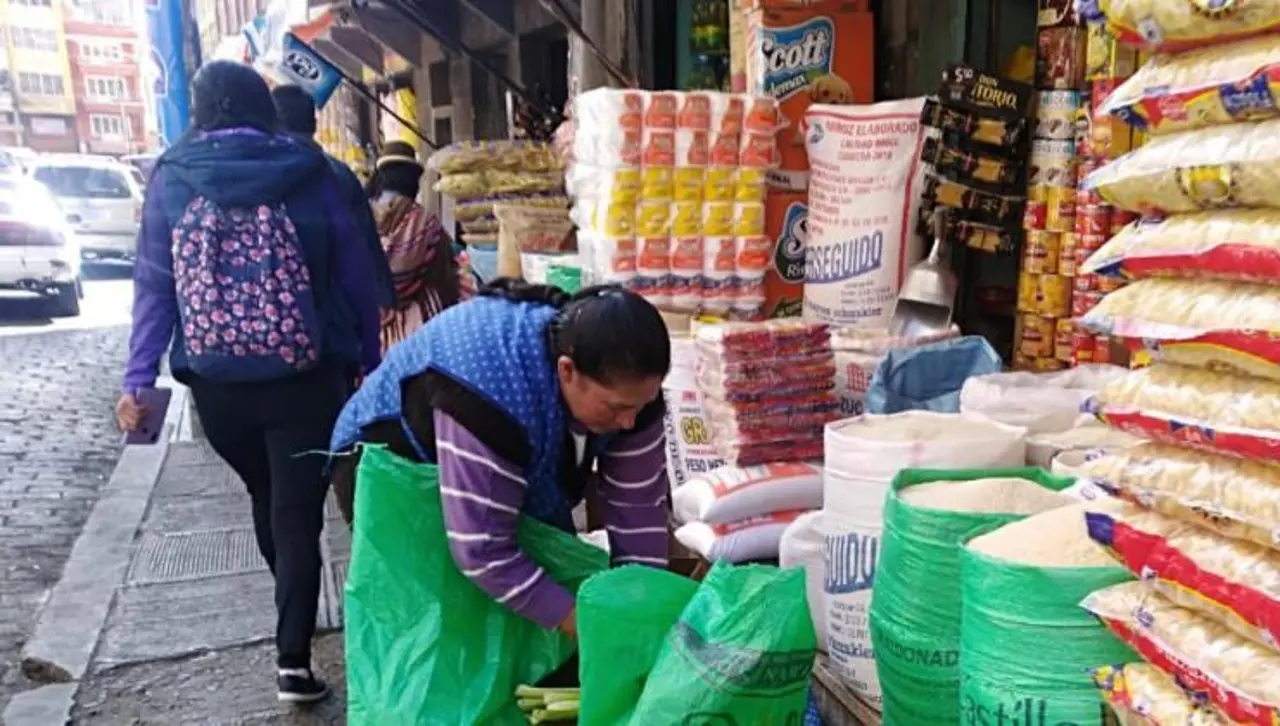 “El pueblo necesita comer”: Familias en busca de aceite y arroz dicen que los precios se han incrementado 