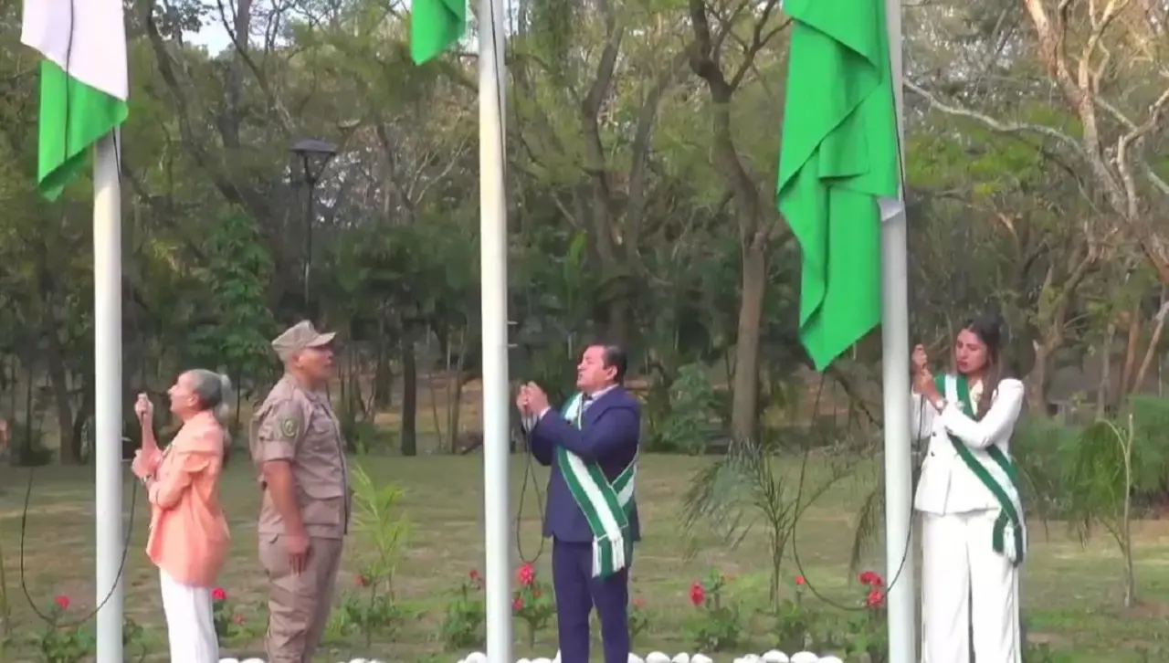 Mes cívico cruceño: Jhonny Fernández iza banderas solo con secretarios y concejales de UCS