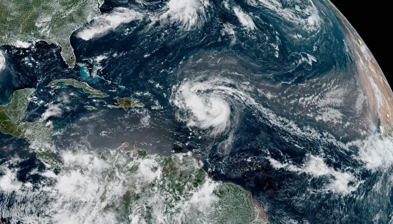El huracán Erin amenaza con volver a intensificarse al acercarse a Bahamas