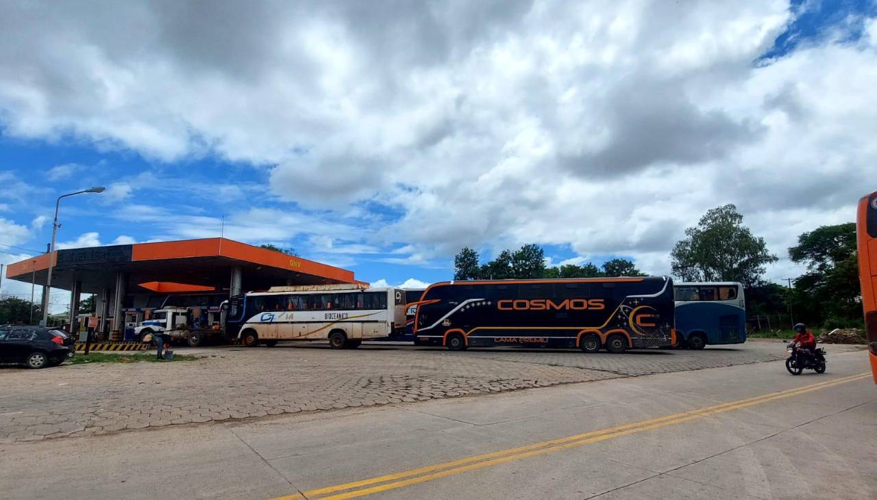 A una semana del fin del ciclo del MAS, filas por combustible se reducen y bajan los precios de algunos productos importados