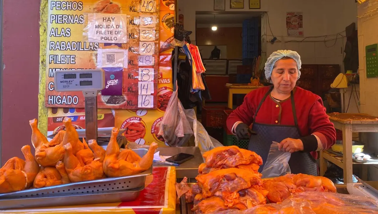 El kilo de pollo se vende por encima de los Bs 31 en La Paz y el producto que llega no abastece, según comerciantes