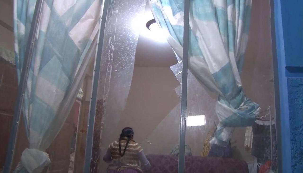 Vecinos afirman que al menos tres detonaciones dañaron unas 20 viviendas en Cotapachi