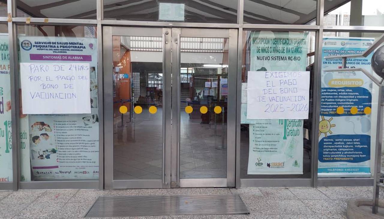Trabajadores de salud en Cochabamba acatan un paro de 48 horas para exigir el bono de vacunación