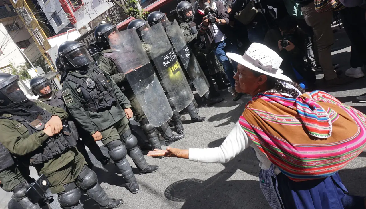 Defensoría pide a la marcha evista evacuar a personas vulnerables y a la Policía racionalizar el uso de la fuerza