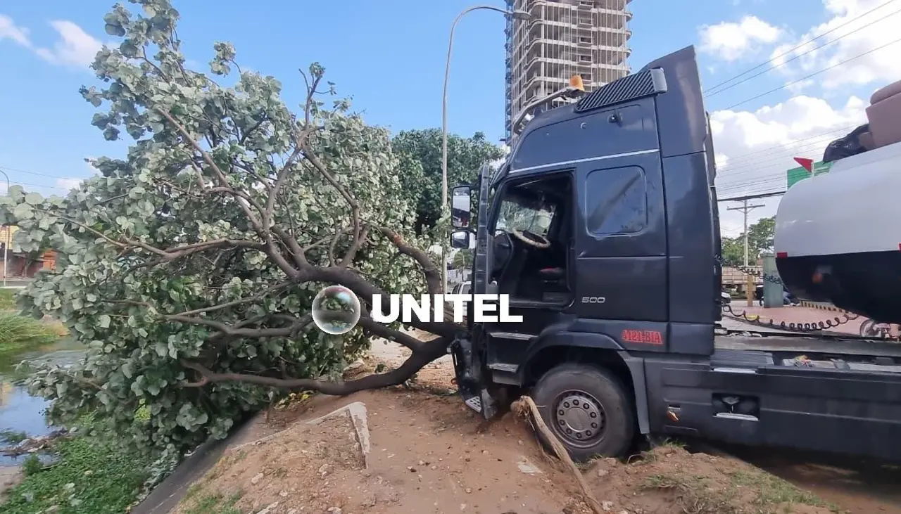 Cisterna choca contra un árbol en el cuarto anillo de la capital cruceña