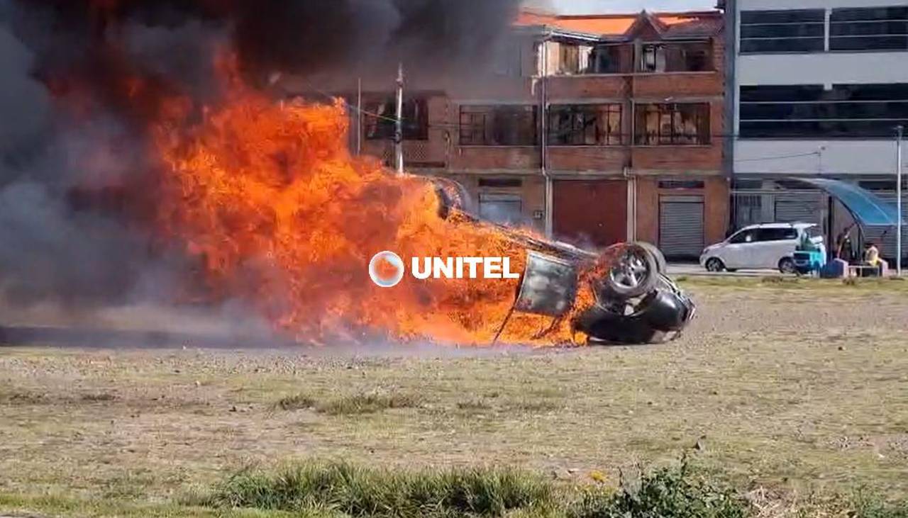 El Alto: Voltean e incendian un vehículo de presuntos ladrones tras robo de Bs 10 mil en una vivienda