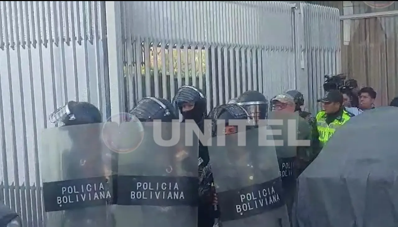 Resguardado por policías, así salió de su audiencia el hombre que acuchilló a siete personas en Cochabamba