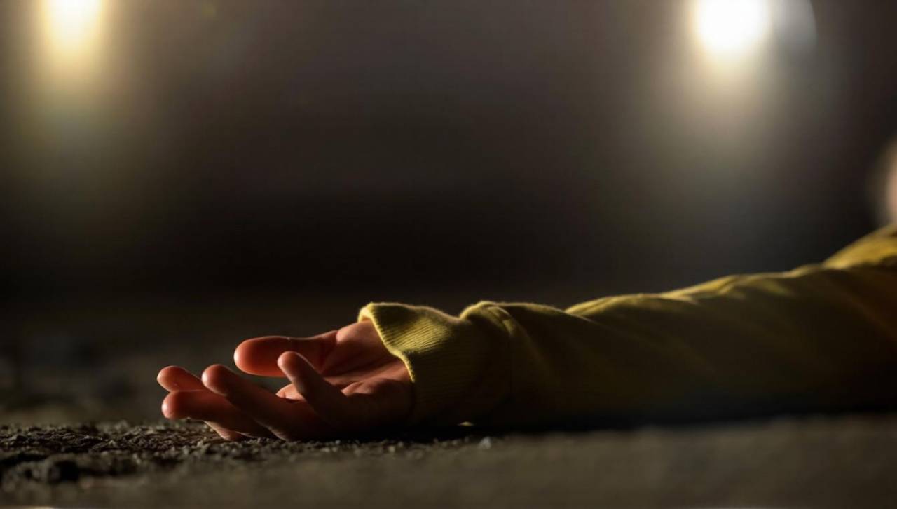 Mujer con fracturas en las costillas es hallada muerta en una carretera de Oruro; su pareja intentó simular un accidente