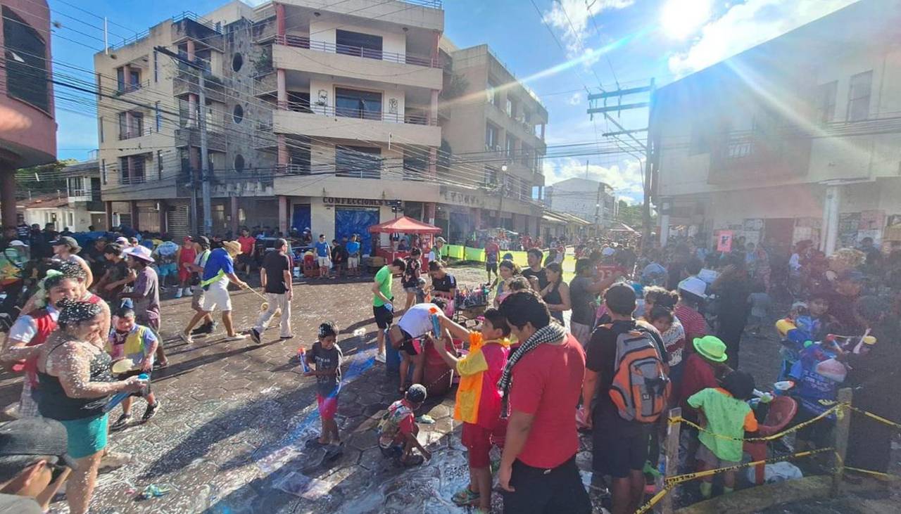 El Casco Viejo cruceño vibró al ritmo del Carnaval en el lunes festivo