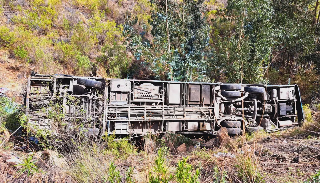 Un bus se embarrancó en la carretera nueva Cochabamba-Santa Cruz, se reportan al menos cuatro heridos