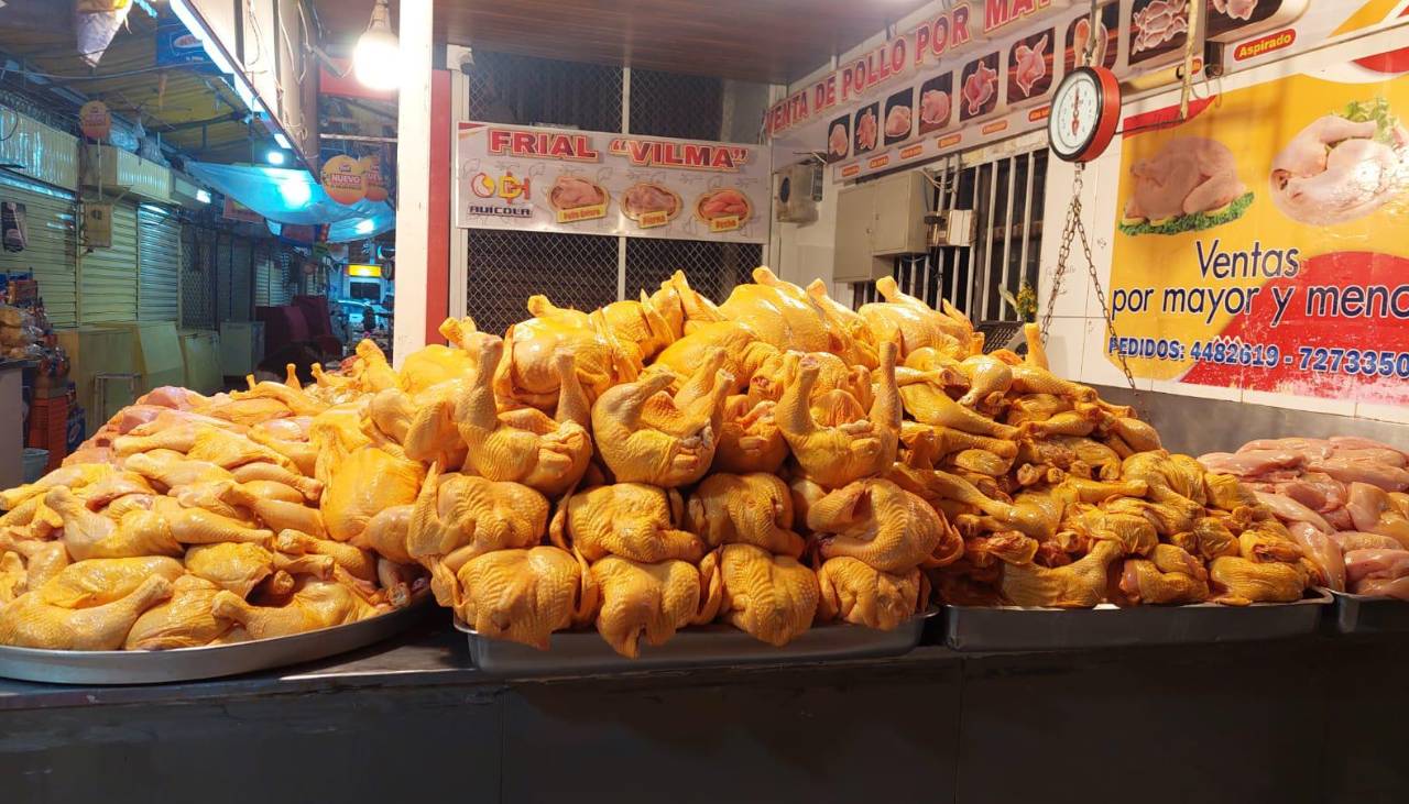 La carne de pollo está a un precio más bajo en La Paz en comparación con Santa Cruz y Cochabamba