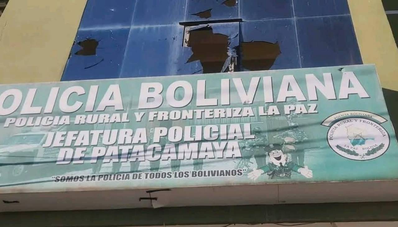 Encapuchados golpean brutalmente a policías y liberan a un arrestado acusado de estupro en Patacamaya