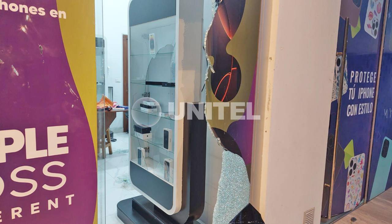 Delincuentes roban al interior de una tienda de celulares tras encañonar al guardia de seguridad