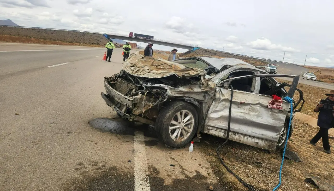 Tres muertos y tres heridos tras el vuelco de una vagoneta en la carretera La Paz-Oruro 