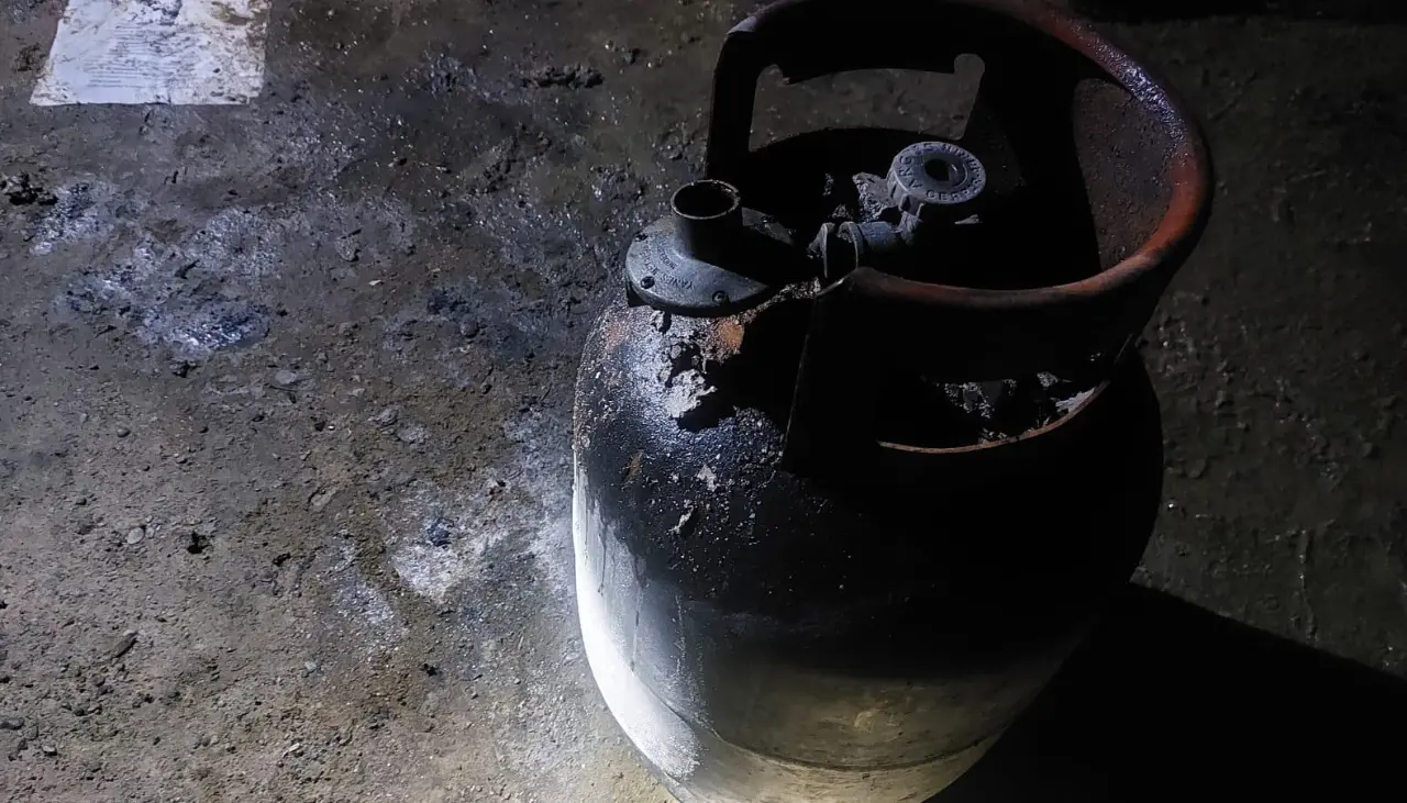 Hombre muere carbonizado tras desmayarse cuando intentaba escapar de un incendio en su vivienda, dice la Policía 