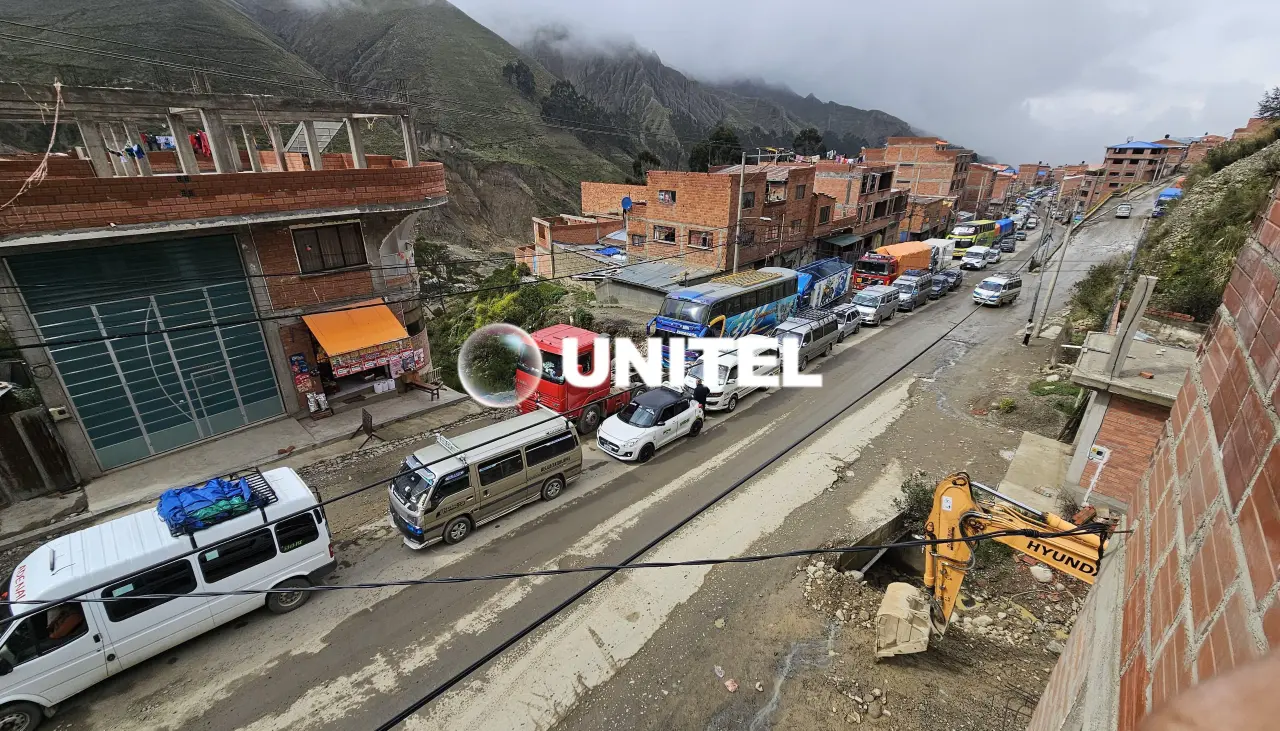 Extensas filas generan caos vehicular en La Paz y crece la molestia de los conductores