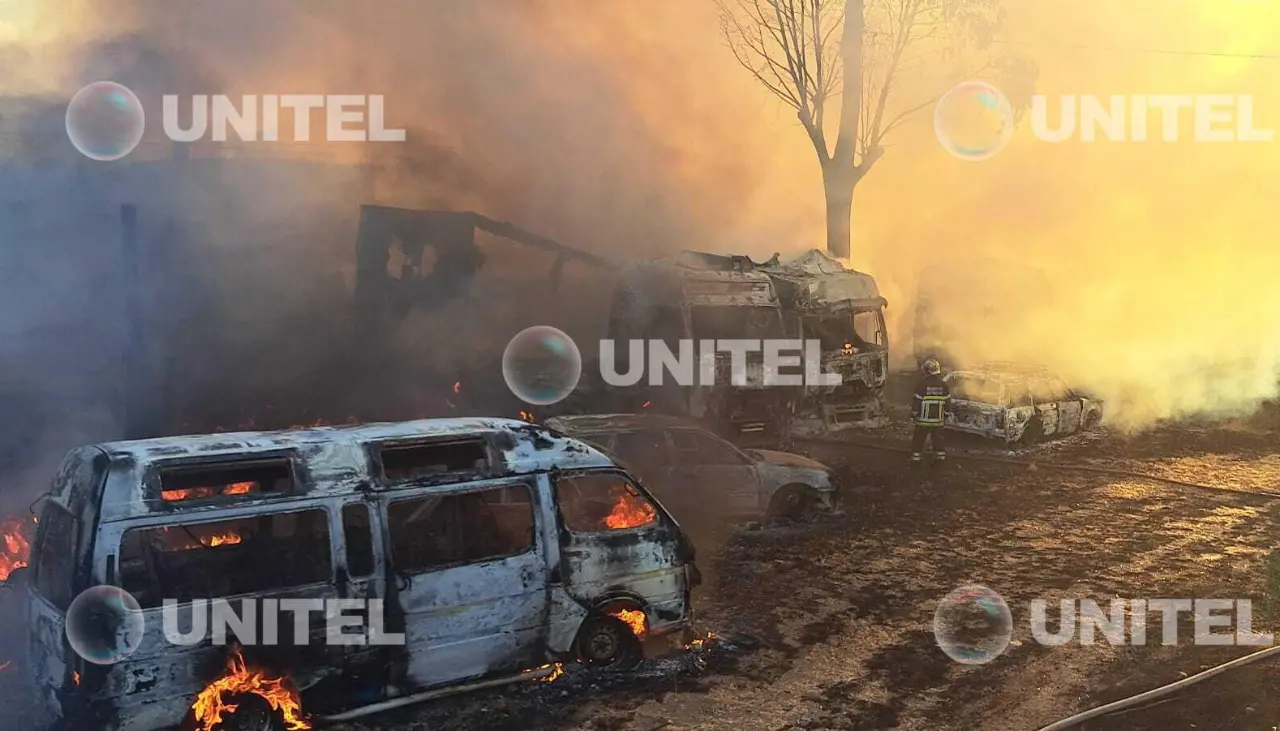 Incendio destruyó al menos 15 vehículos del depósito de Dircabi en Cochabamba y abren investigación