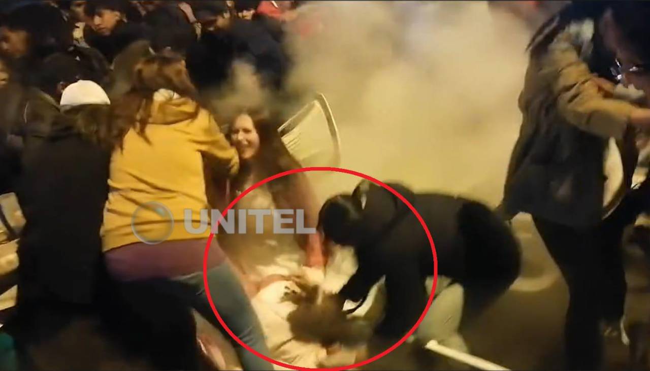 Video: ¿Qué pasó? La olla que hervía en medio de la verbena paceña cayó cerca de una niña en medio del caos