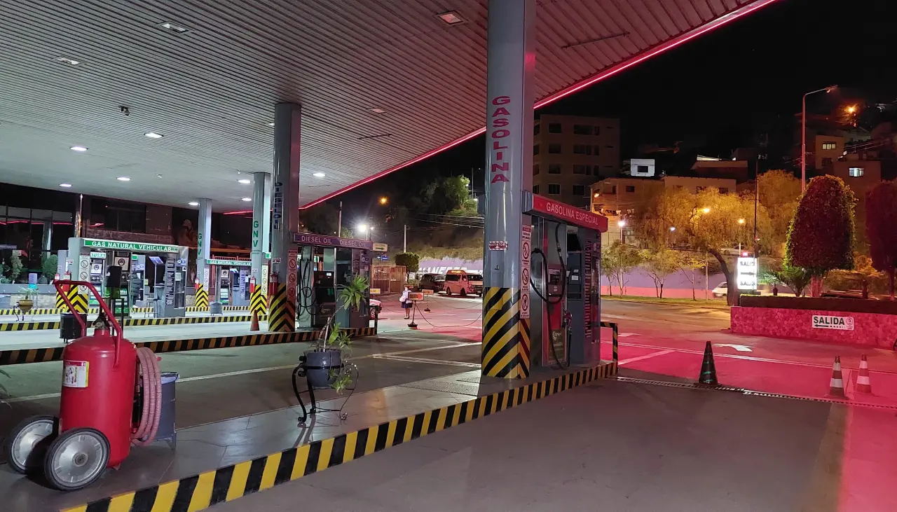 La Paz: filas por combustible continúan y viajes interdepartamentales se redujeron a la mitad, según vendedores de pasajes