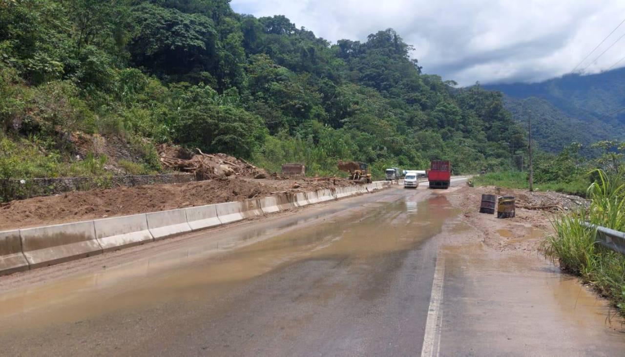 Deslizamiento en la ruta nueva Cochabamba – Santa Cruz, solo un carril está habilitado en la zona de Cristal Mayu