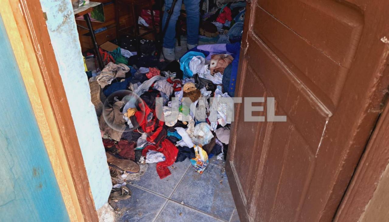 Rescatan a dos niños que vivían en medio de la basura, moscas y heces; los padres fueron aprehendidos