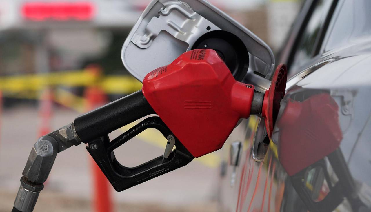 Gobierno y una federación de choferes de La Paz acuerdan levantar el bloqueo de placas para el carguío de combustible