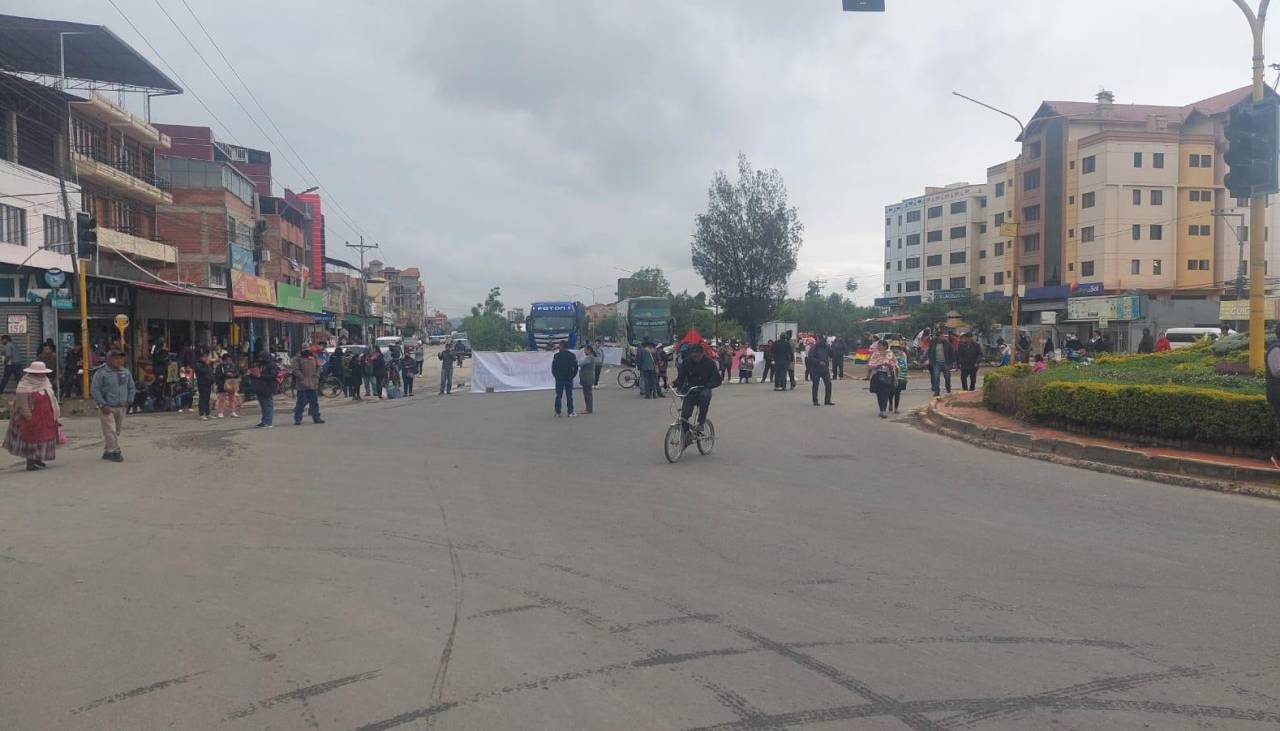 Comunarios del Sindicato Agrario bloquean en la avenida Blanco Galino en rechazo a la creación de dos OTBs