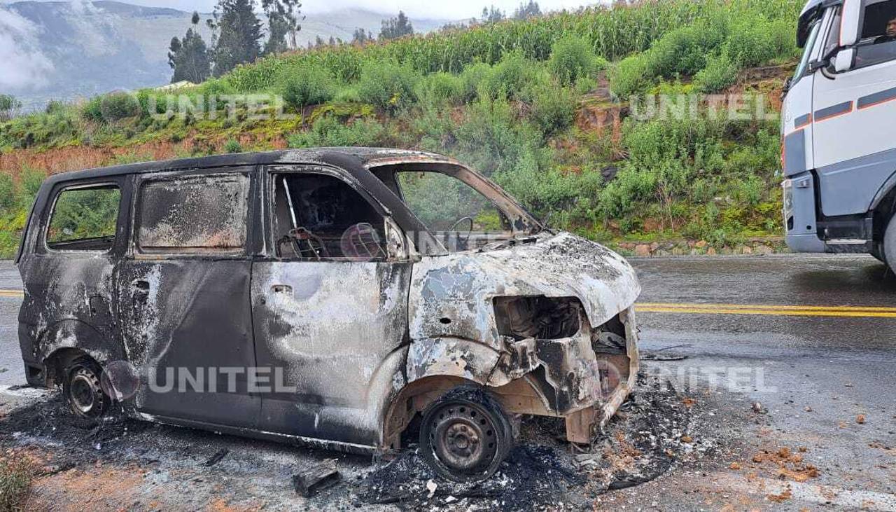 Video: un vehículo con embutidos ardió por completo en plena ruta nueva Cochabamba-Santa Cruz 