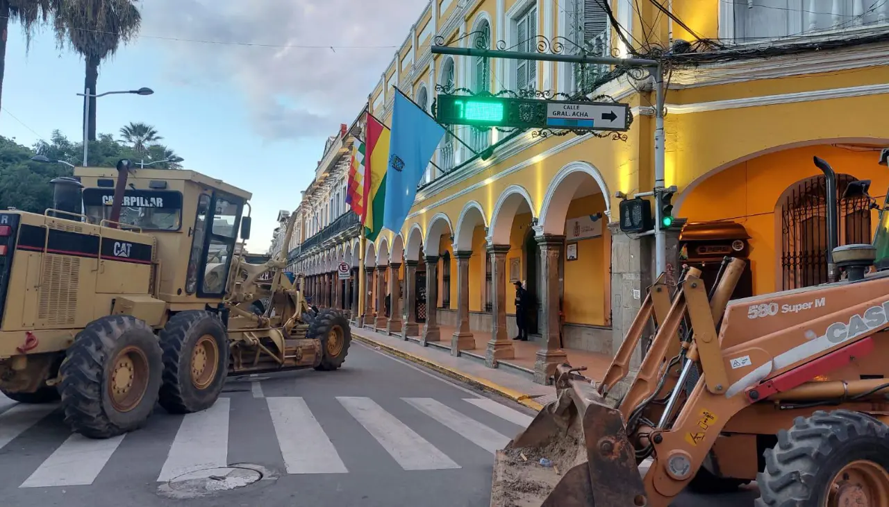 Tres días de bloqueo frente a la Alcaldía de Cochabamba, empresas constructoras exigen el pago de Bs 14 millones