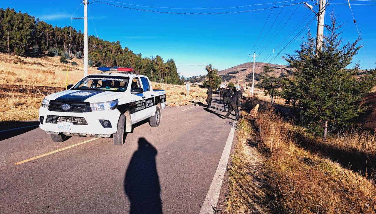 Contingente policial llega a la ruta antigua Cochabamba – Santa Cruz para desbloquear