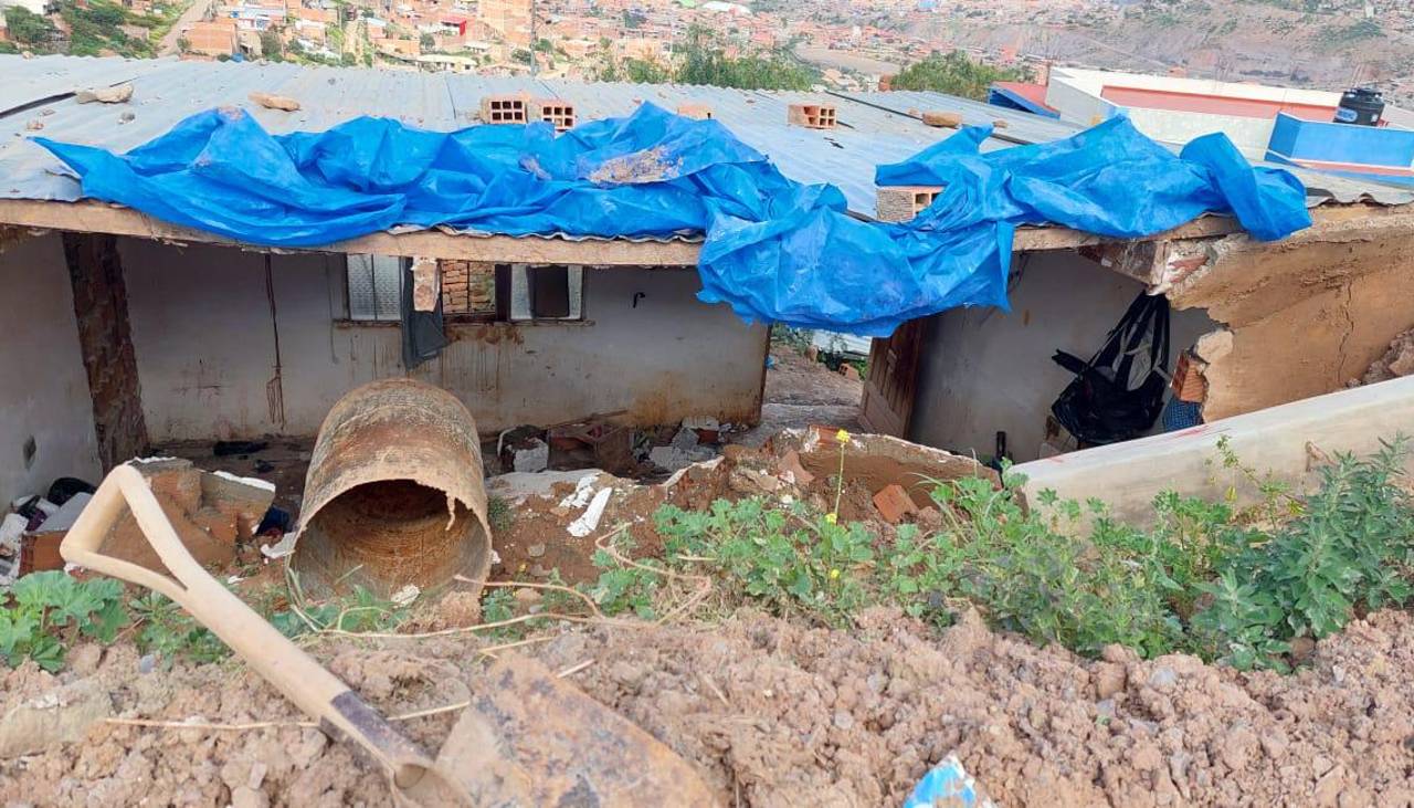 Deslizamiento de tierra afecta a varias viviendas en Cochabamba, muchas corren el riesgo de ceder