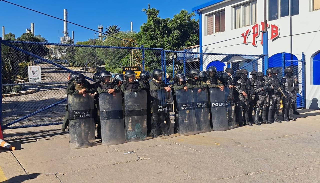 Evistas lanzan explosivo a policías que resguardan las instalaciones de YPFB en Cochabamba