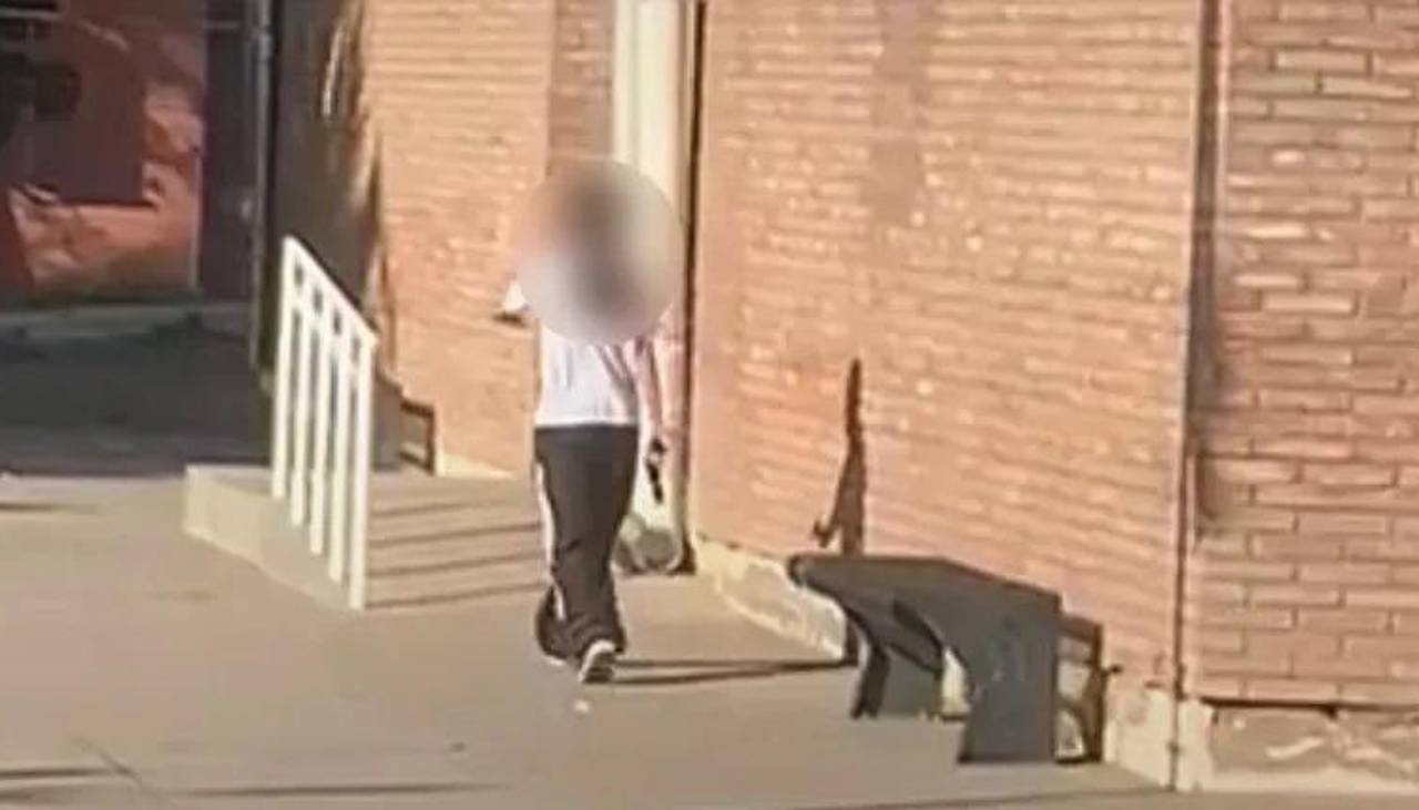Adolescente dispara un arma y se atrinchera en un colegio de Argentina; Policía busca desarmarla