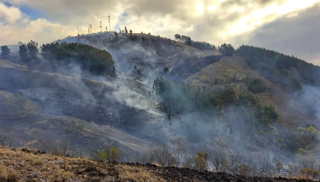 Incendio afecta la serranía de Colomi y moviliza a Bomberos y voluntarios