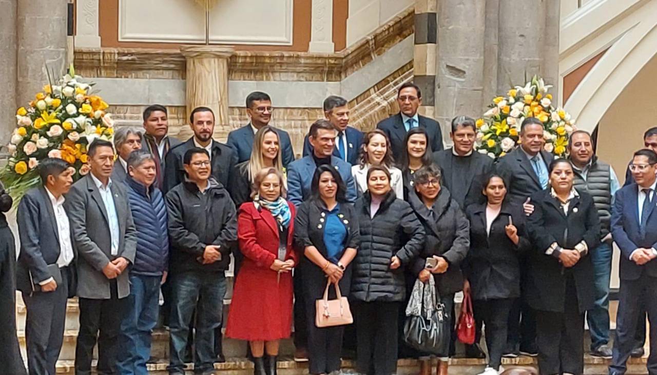En presencia de gobernadores, Paz promulga la ley que devuelve el pago de prediarios y el bono de vacunación al Gobierno