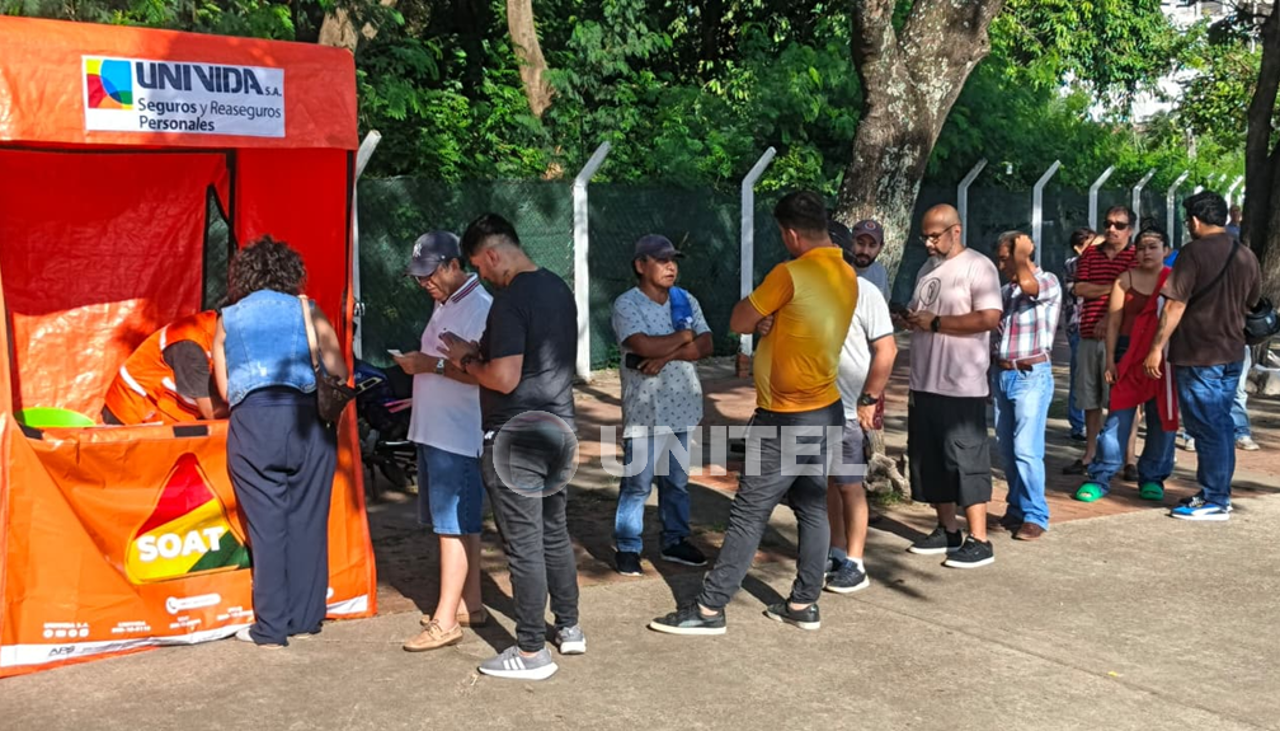 A horas del 2026, vecinos hacen fila para la inspección técnica vehicular y adquirir el SOAT en Santa Cruz