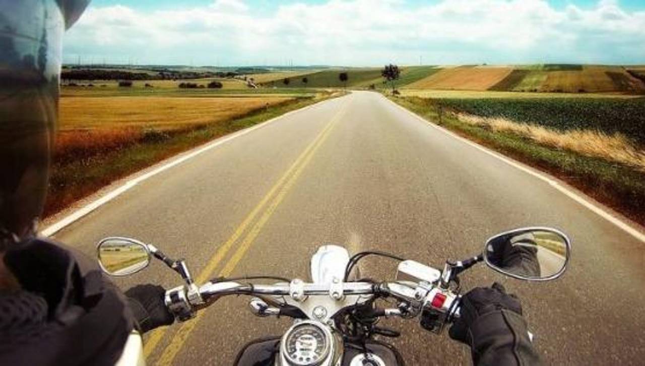 Video: Aún con clavos en la pierna y en plena recuperación, joven vuelve a caer de su moto por hacer acrobacias 