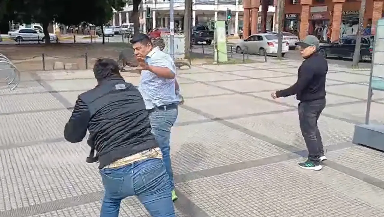 El evista Reynaldo Ezequiel se enfrasca en una pelea en pleno centro cruceño