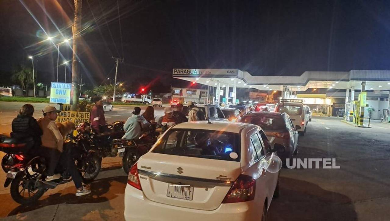 Vecinos reportan la reactivación de filas en busca de gasolina en la capital cruceña