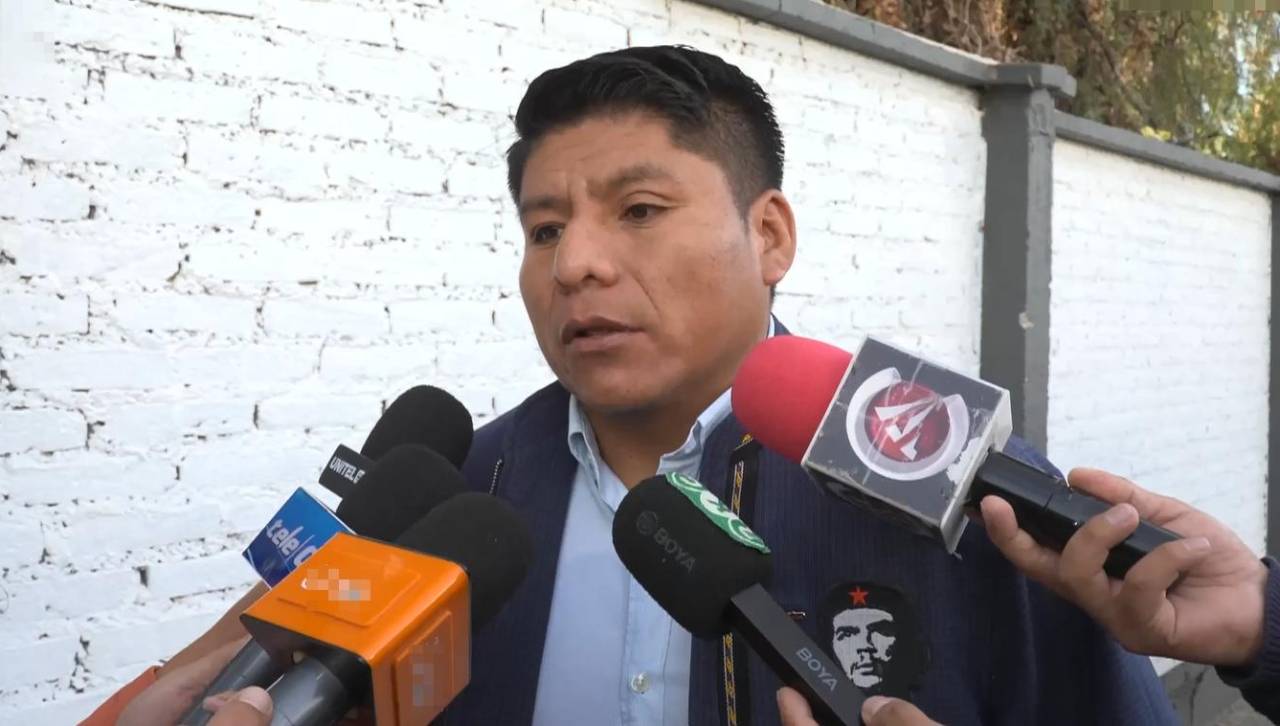 Loza recibe sus credenciales como gobernador de Cochabamba y dice que no encontró “problemas” en la transición