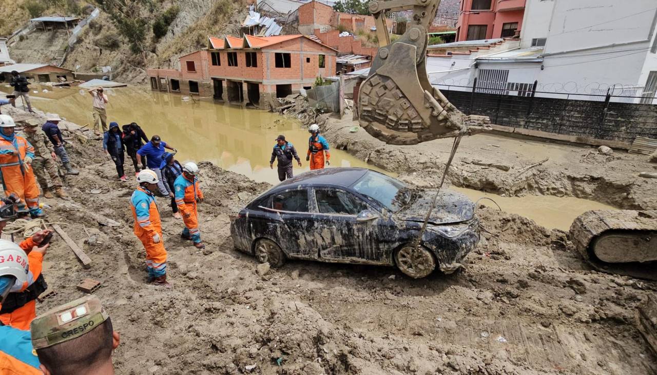 Bajo Llojeta: Hay menos lodo en la zona de emergencia, pero el riesgo persiste y algunos se resisten a dejar sus casas